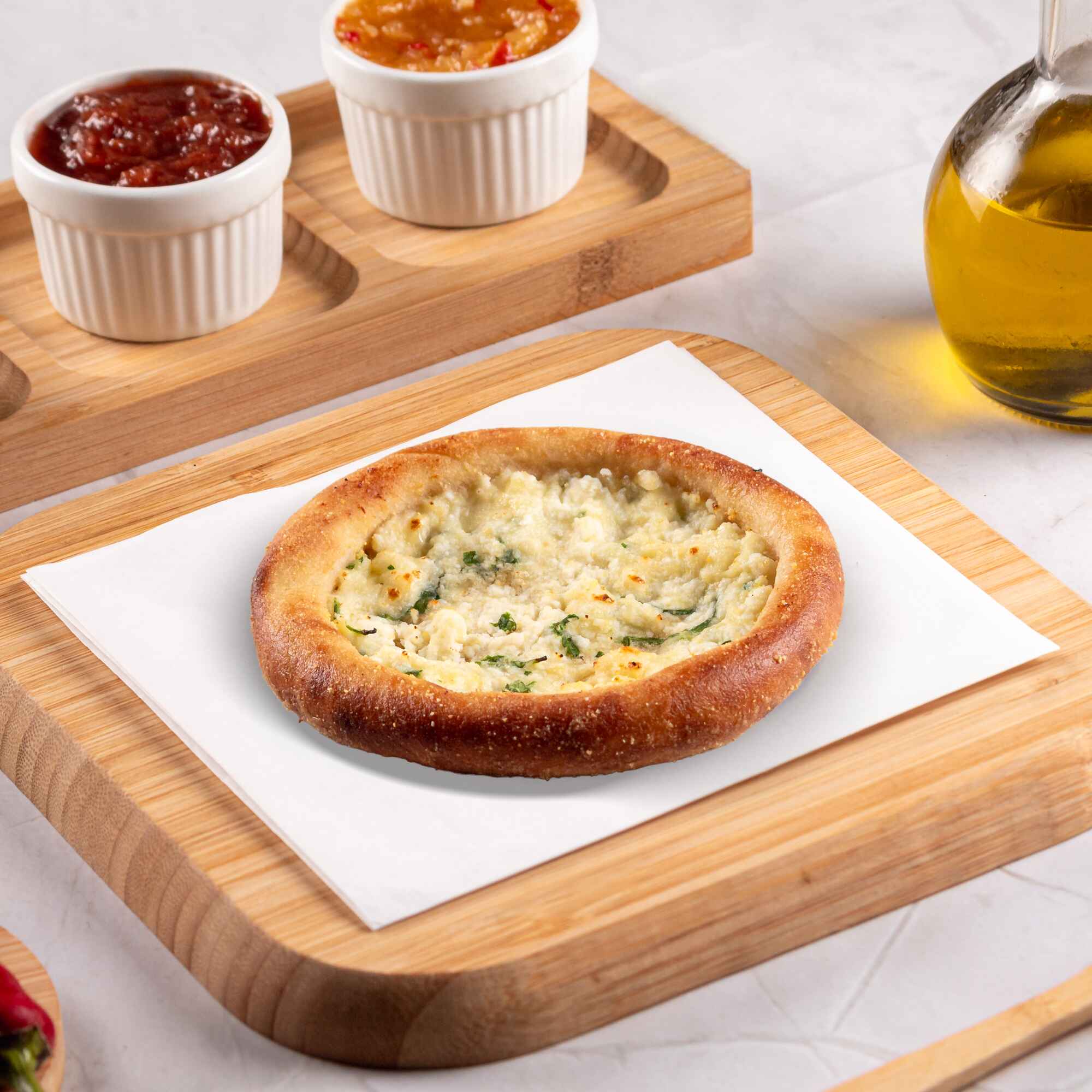 Recheada com queijo ricota, queijo minas, salsa picada e Catupiry Original, uma combinação leve e cremosa que encanta o paladar.