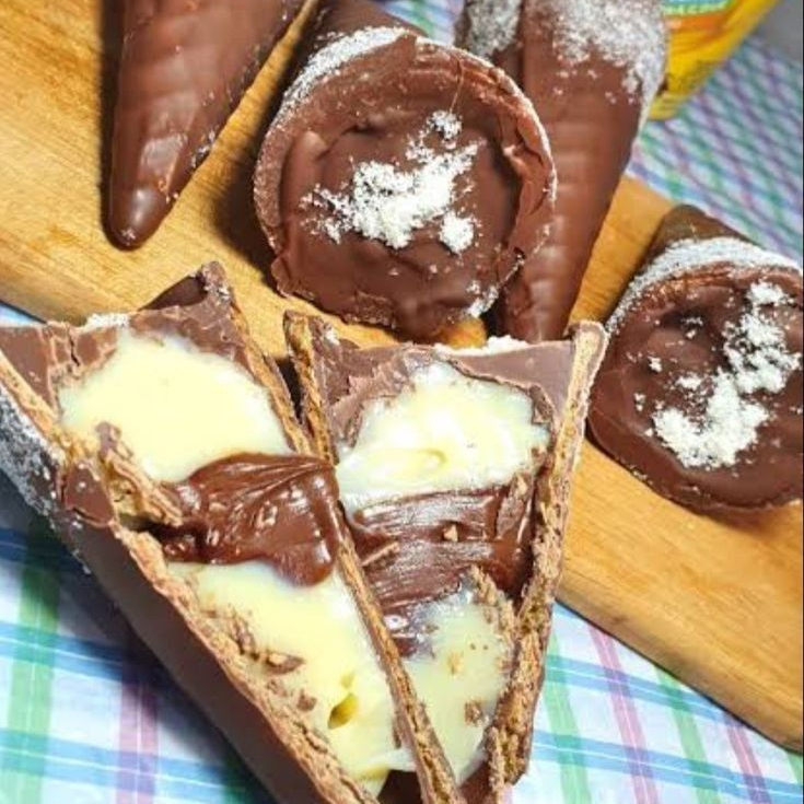 Um delicioso cone trufado recheado de brigadeiro de Ninho e creme de Nutella, finalizando com leite Ninho