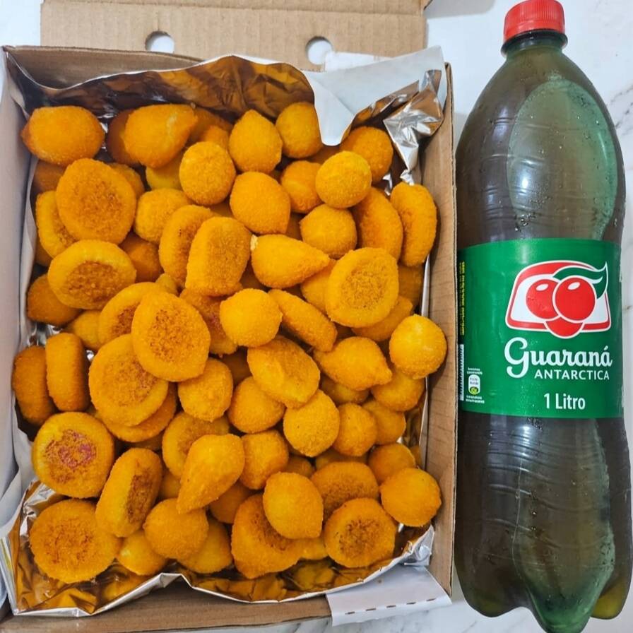 100 salgadinhos de 10 gramas coquetel mini misto entre eles , coxinha , bolinha de pizza , bolinha de queijo e enroladinho de salsicha .