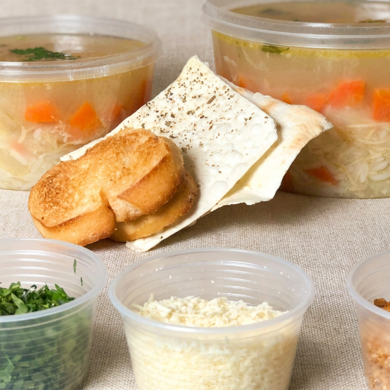 Canja de galinha + acompanhamentos (biscuit e torradas da casa, salsinha fresca e queijo ralado)