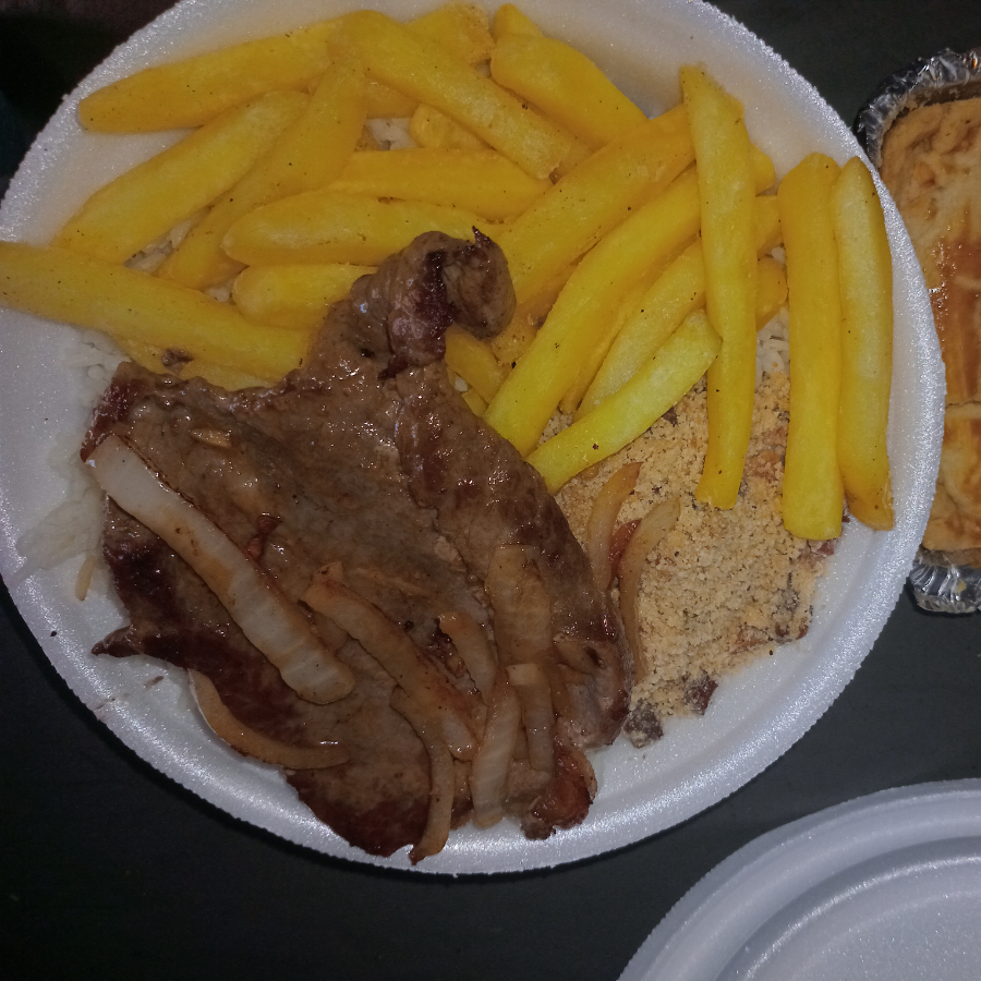 Arroz branco,feijão farofa e batata frita.