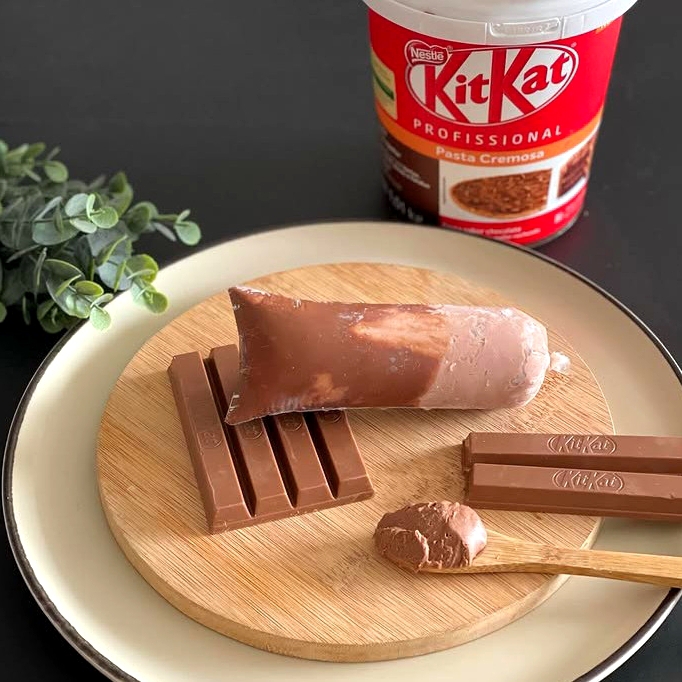 Base cremosa feita com 4 leites, chocolate 32% cacau, ganache de chocolate ao leite e kit Kat, bom demais!