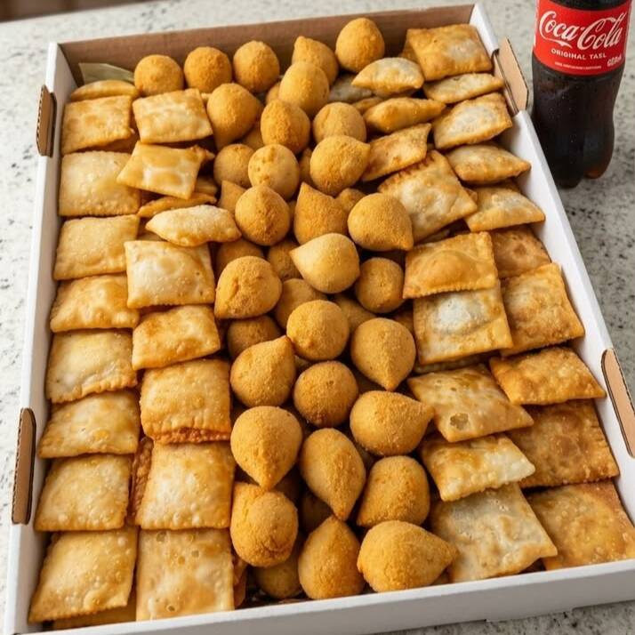 100 mini salgados variados (crocantes, fritos na hora e bem recheados) + 1 Refrigerante bem gelado. O combo definitivo para a sua festa ou reunião!