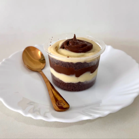 Massa de chocolate, recheado com brigadeiro cremoso de ninho e Nutella.