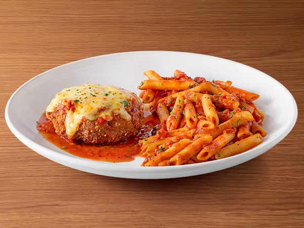 Polpettone recheado de mozzarella e gratinado com molho Pomodoro e queijos.