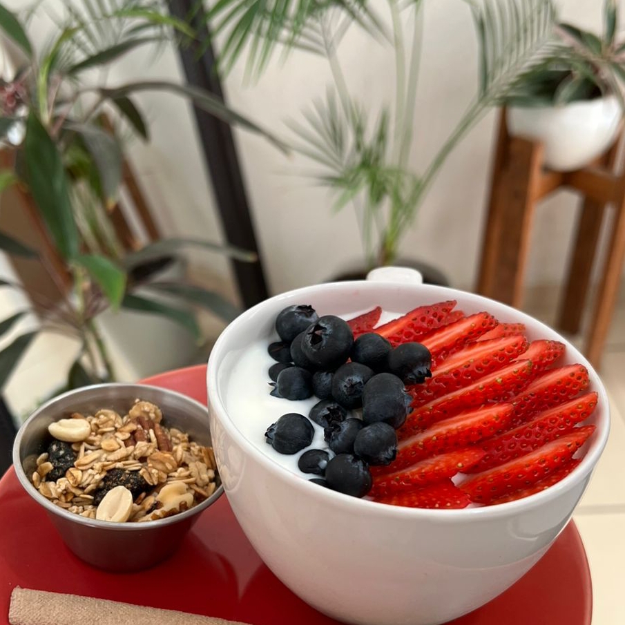 Yogurt con Granola Casera y Frutos Rojos