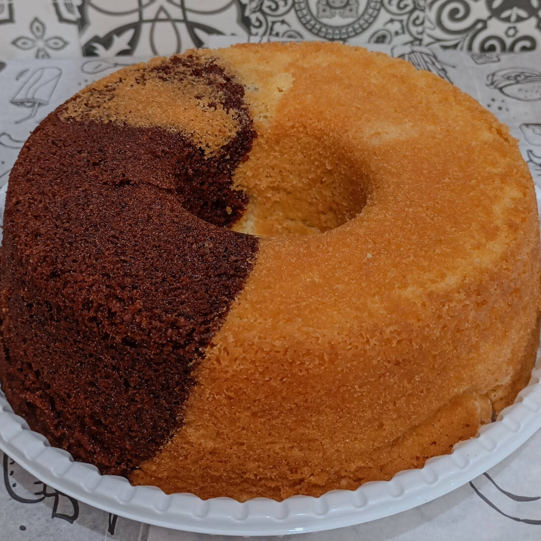 Farinha de trigo extra clara, ovos, margarina, cacau, baunilha, fermento químico e leite integral.