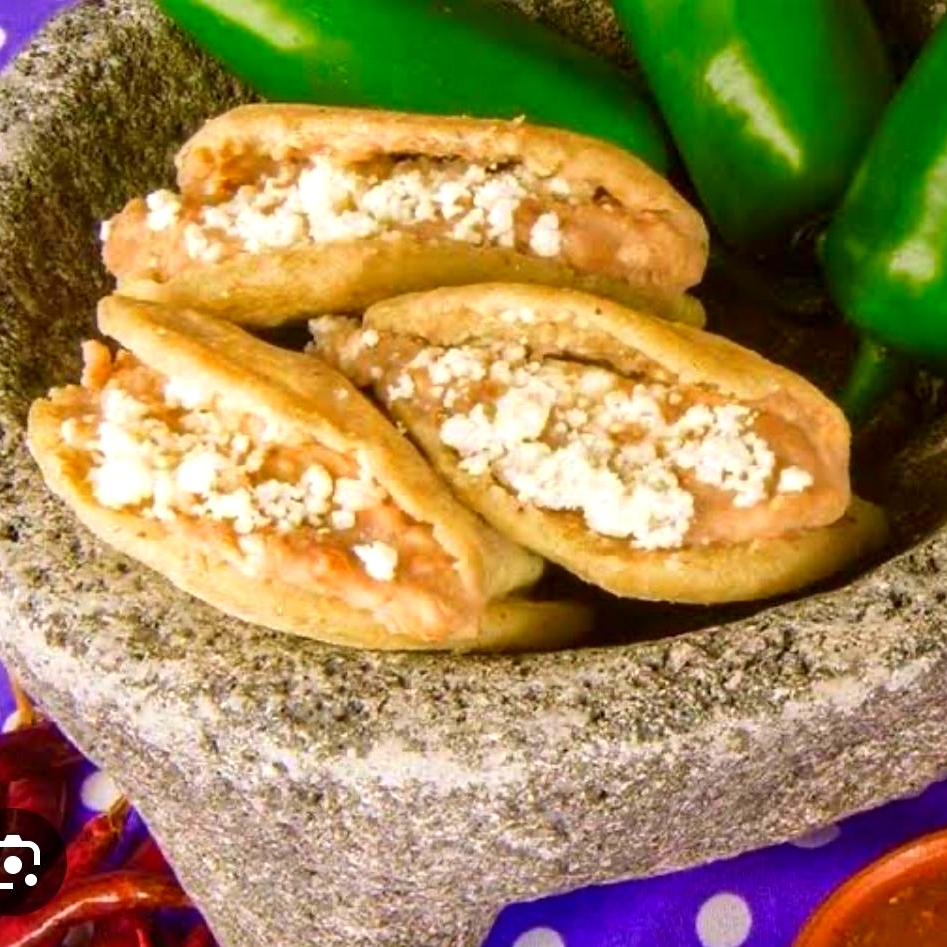 GORDITA DE FRIJOLES CON QUESO