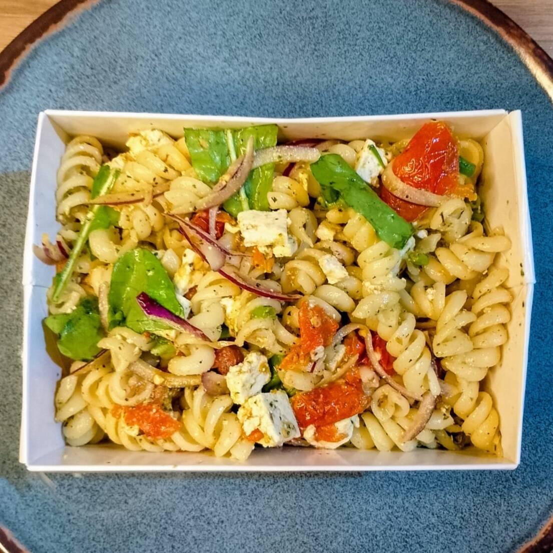 Macarrão Parafuso envolvido em aromático molho Pesto, preparado com ervas finas, manjericão e azeite. Acompanha tomate seco caseiro, cubinhos de queijo minas, cebola roxa fatiada, rúcula e o toque agridoce da pimenta biquinho.
Uma combinação leve e colorida que une frescor, sabor e intensidade ao seu jantar.