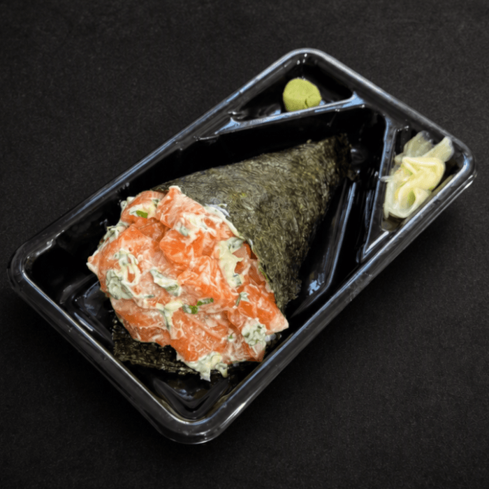 Alga, arroz, salmão cru com cream cheese e cebolinha.