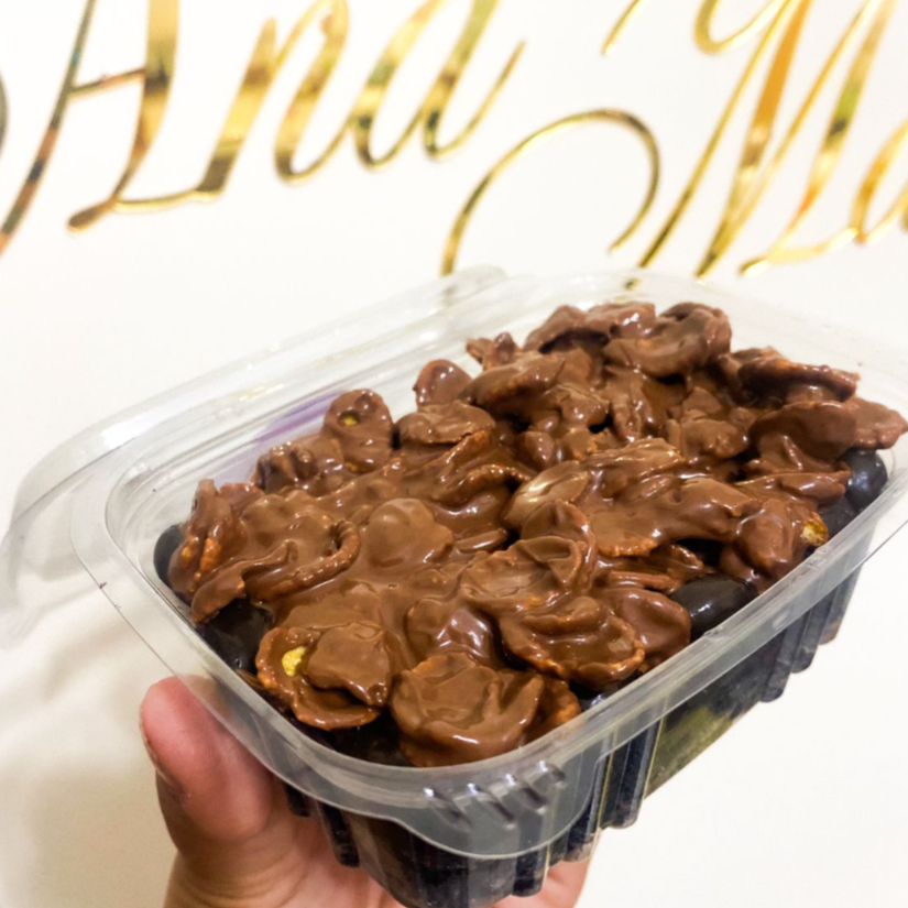 O bolo mais hypado da internet chegou na Ana Mattos!  Ele contém massa de cacau black, bem molhadinha e fofinha, coberto por brigadeiro cremoso 50% cacau e finalizado com crocantes banhados no chocolate e nutella, gerando um mix de perfeição indescritível.