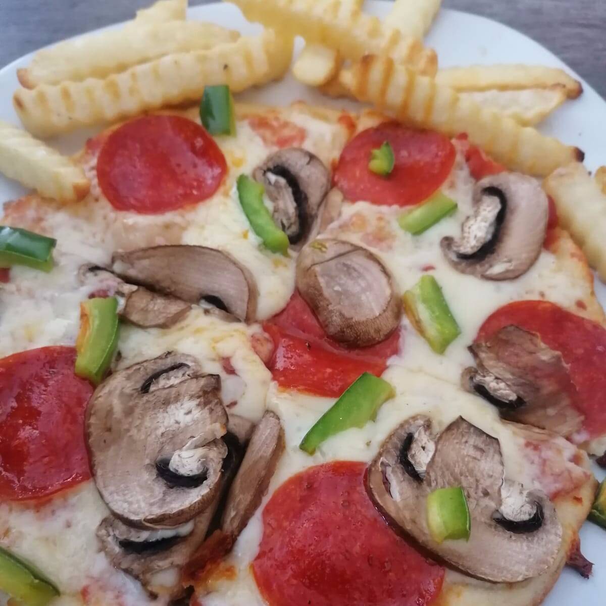 Pizza Ind. Peperoni, Papas  y Refresco