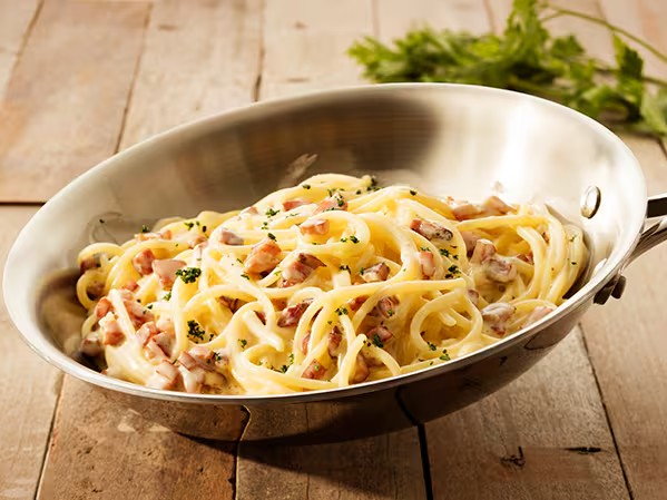 Spaghetti ao molho cremoso de parmesão, ovo e pancetta.