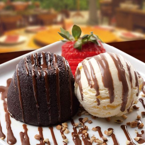 Petit Gateau delicioso, com caldinha de ganache de chocolate, sorvete de creme e morango picadinho