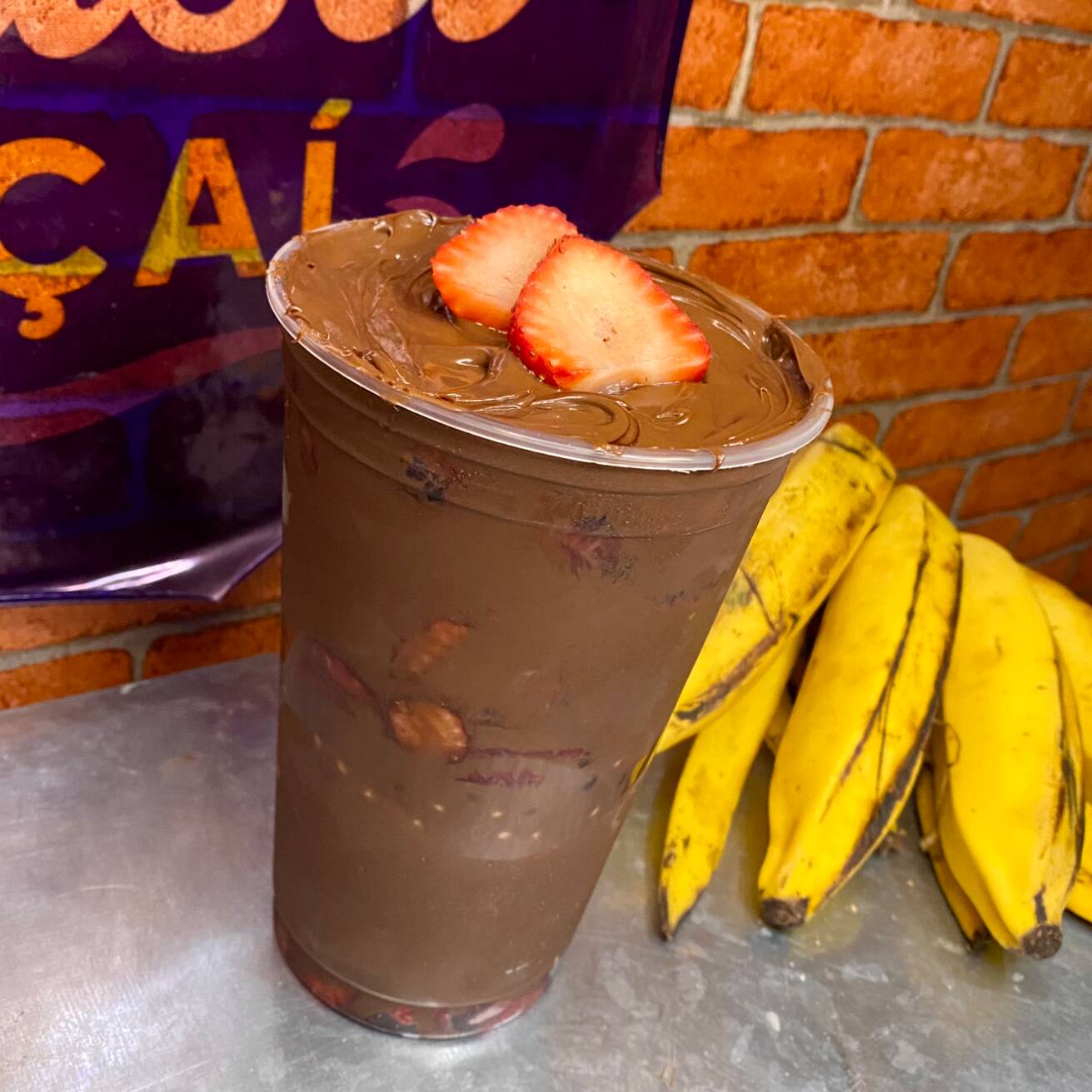 Copão de 770ml SUPER recheado 😍 com camadas generosas de açaí artesanal, leite em pó, chocobool, farinha lacta, morangos frescos e MUITA Nutella 🤤🍓🍫
Perfeito pra matar a vontade de doce 🍬
