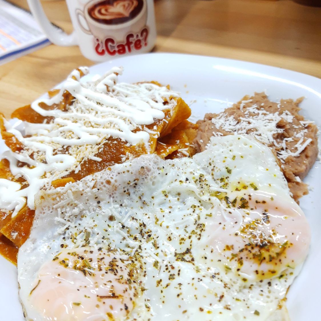 Chilaquiles rojos con Huevo