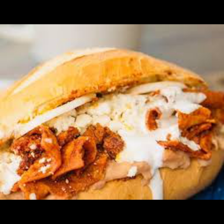 Torta de chilaquiles rojos