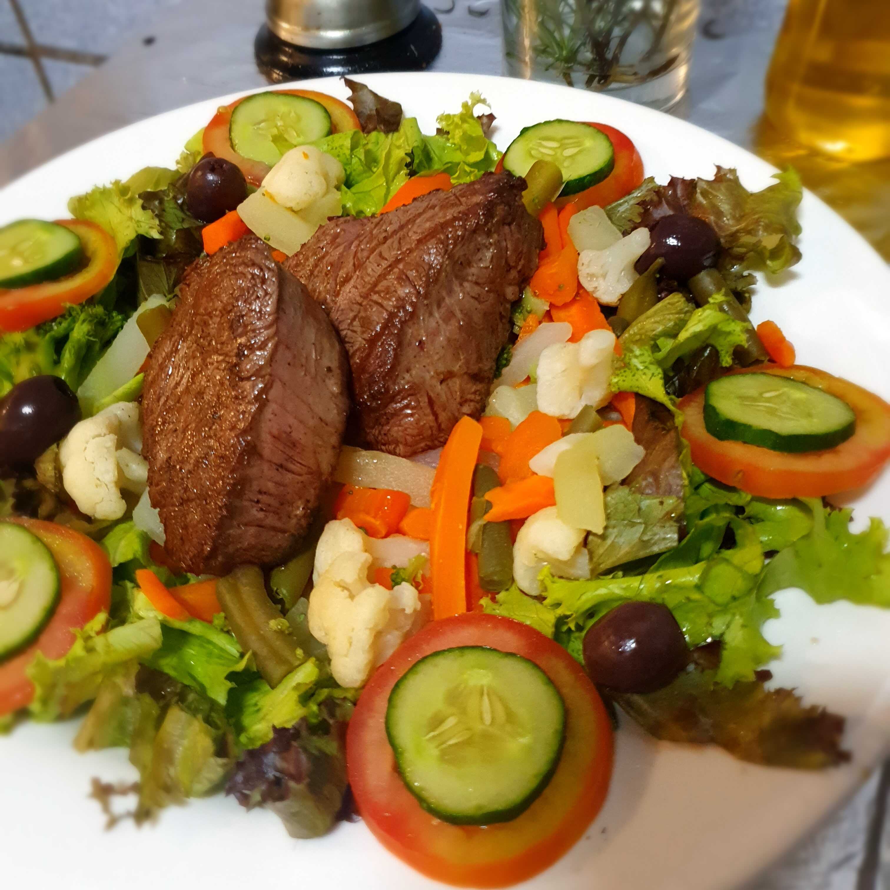 Filé grelhado servido com arroz de brócolis, salada e legumes. Serve 2 pessoas