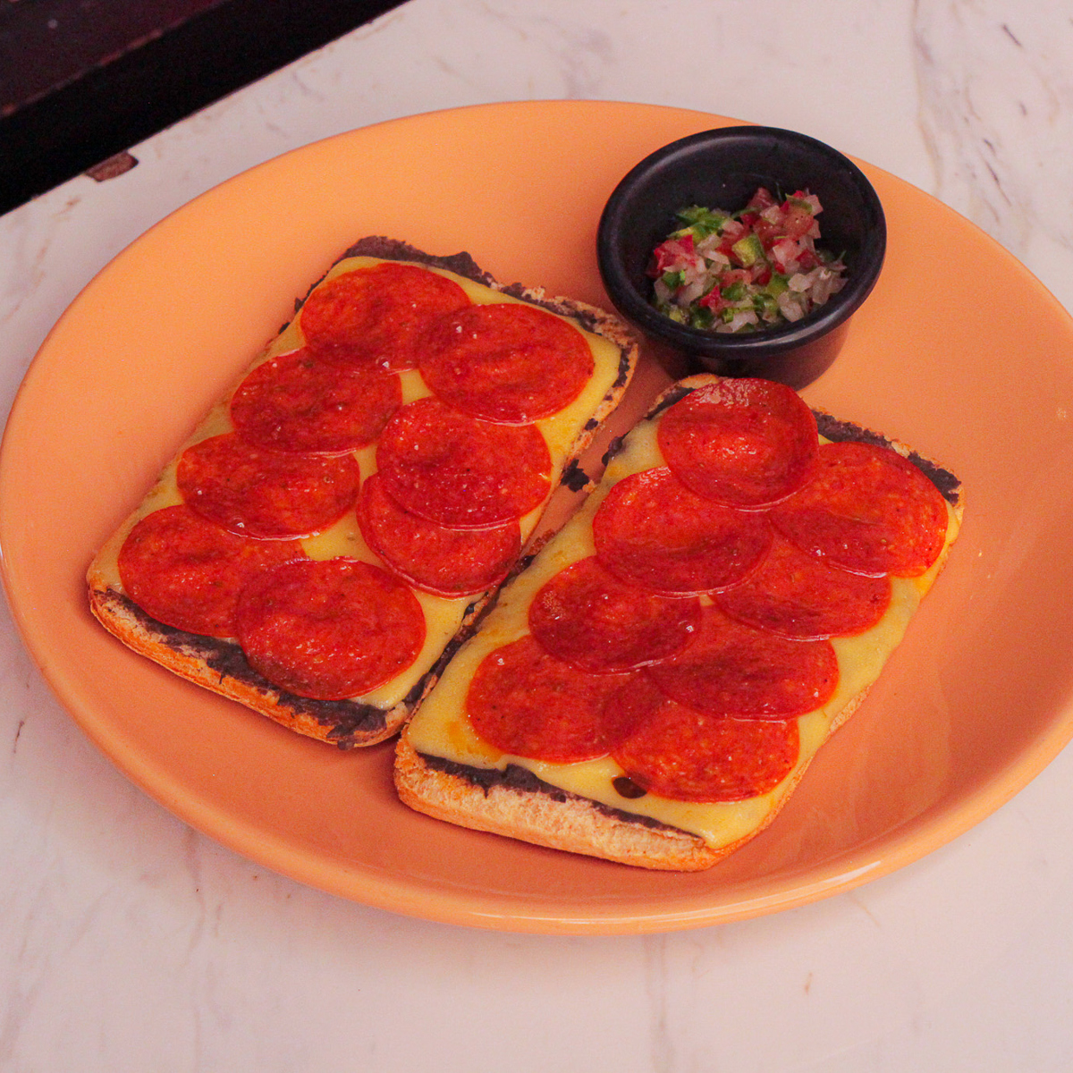 MOLLETES CON PEPPERONI