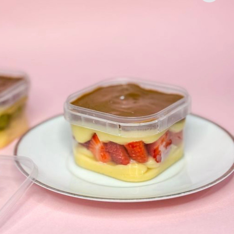 Bombom no pote de Brigadeiro cremoso Nosso Bombom no Pote de Morango tem duas Camadas de Brigadeiro de Leite Ninho Cremoso, Morangos frescos e uma Deliciosa camada de brigadeiro gourmet blend. Extremamente refrescante de Delicioso! Pote tamanho 150ml