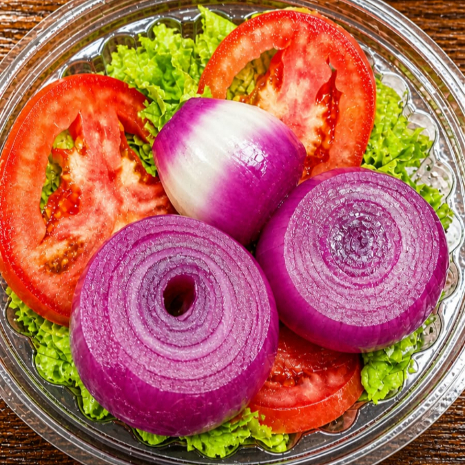 Porção de salada mista. escarola, tomate, cebolinha na conserva