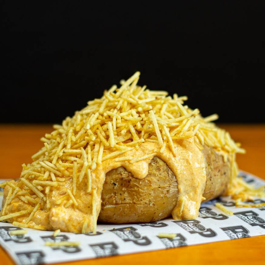 Deliciosa batata recheada com o purê temperado na manteiga, generosa camada de requeijão e o nosso cremoso estrogonofe de frango finalizado com batata palha.