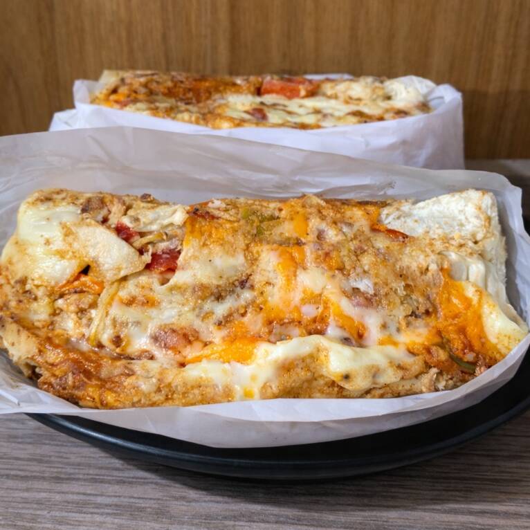 Pão, maionese, vina, tomate, milho, batata palha, queijo mussarela, provolone, requeijão e cheddar.