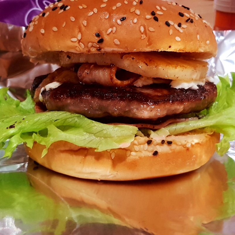 Hawaian Burger + Papas Fritas
