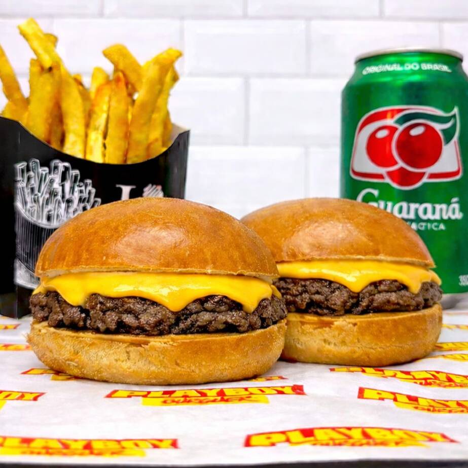 Dois smash burgers artesanais com carne bem fininha e suculenta, grelhada no ponto certo, coberta com queijo derretido na medida ideal, servidos no pão brioche macio e levemente dourado. Acompanha batata frita crocante e 1 Guaraná Antarctica lata bem gelado. Um combo completo, simples e irresistível para matar a fome de verdade.