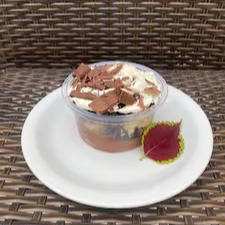 Massa de Iogurte Molhadinha Com Recheio Quatro Leites e Mousse de Chocolate.