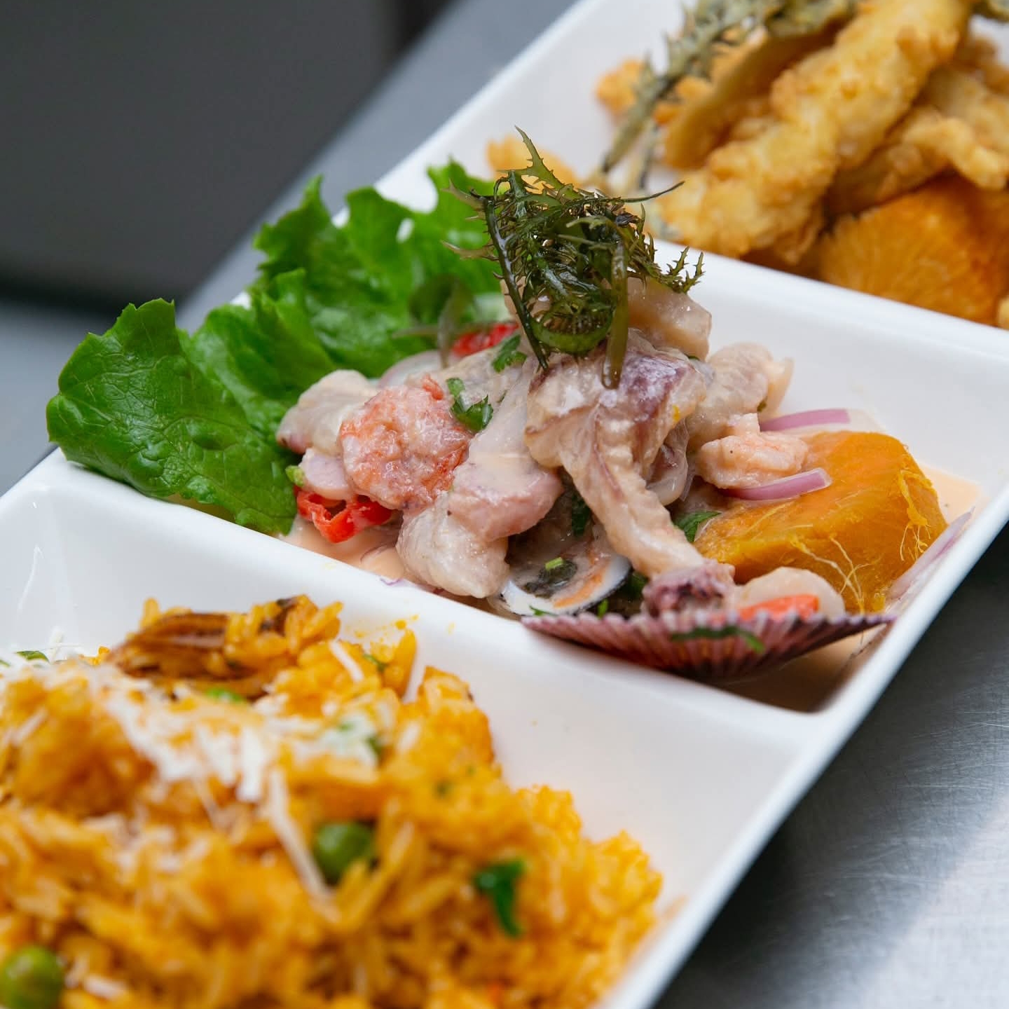 Trío: Ceviche Mixto, Arroz c/ M. y Chicharrón Pota