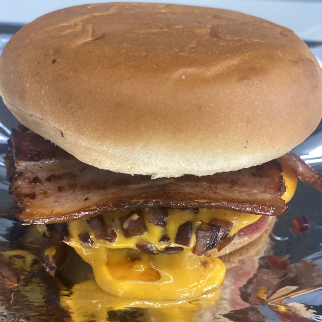 Blend 120g, molho especial, cheddar cremoso e bacon fatiado