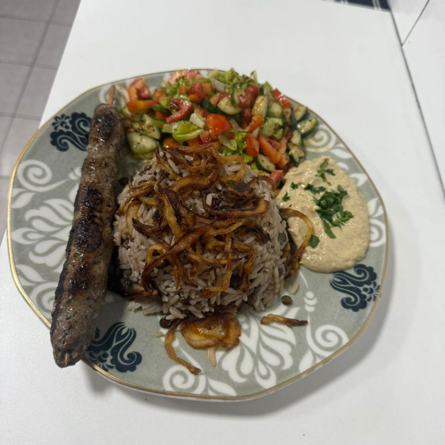 Prato Árabe: Mujadra com Kafta Delicioso prato de arroz com lentilhas (mujadra) servido com um espetinho de kafta bovina grelhada, salada fresca no estilo árabe (tomate, pepino,alface , hortelã e limão) e pão sírio artesanal. Uma combinação leve, nutritiva e cheia de sabor do Oriente Médio!
