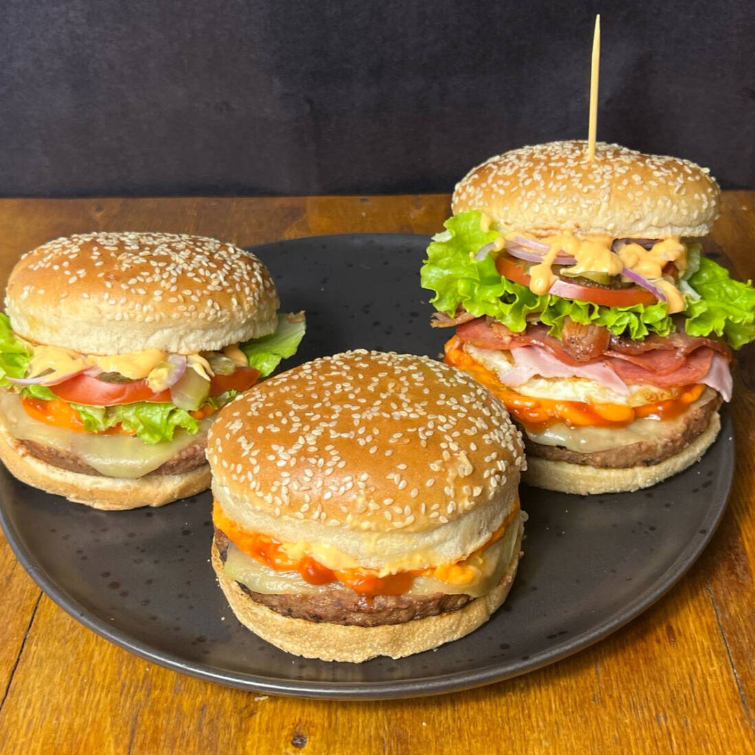 Compre 2 e Leve 3, isso mesmo, o x-burguer sai Gratuito! Combo para 3 pessoas, composto por 1 X-Tudo, 1 X-Salada e 1 X-Burguer Grátis! =) X-Tudo - Pão com Gergelim - Alface, Tomate, Cebola Roxa, Picles - Maionese - Hambúrguer tradicional 120g - Cheddar, Muçarela - Bacon, Calabresa - Ovo - Presunto - Ketchup - Molho especial X-Salada Ingredientes - Pão com Gergelim - Maionese - Hambúrguer tradicional 120g - Alface, Tomate, Picles, Cebola Roxa - Cheddar, Muçarela - Ketchup - Molho especial X-Burguer Grátis - Pão com Gergelim - Maionese - Hambúrguer tradicional 120g - Cheddar, Muçarela - Ketchup - Molho especial *Fotos Reais* *Hambúrguer Tradicional 120g* Obs: Caso não queira algum ingrediente, basta escrever nas observações ou nos avisar no Chat.