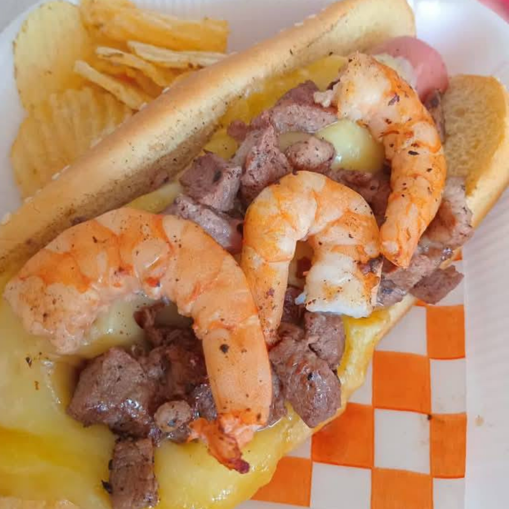 HOT DOG MAR Y TIERRA CON CHIPS