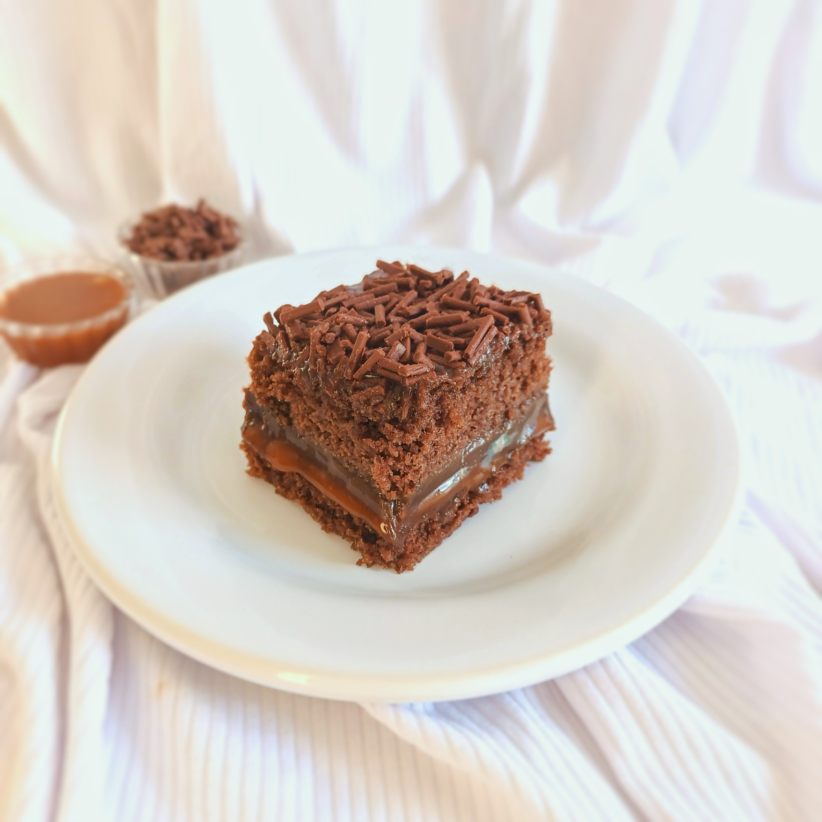 Prepare-se para a nova tentação da LoboMau: Chocolate com Caramelo Toffee! Uma massa intensa e super molhadinha de chocolate, com sabor marcante e textura que desmancha na boca a cada mordida. Recheado com o nosso mais incrível e cremoso caramelo toffee, amanteigado e com uma pitada de sal para equilibrar a doçura e criar a melhor combinação na boca... É a união perfeita do tão amado chocolate com o "cremoso que derrete" do caramelo Toffee, tem como dar errado? Embrulhado no tradicional Papel Alumínio e protegido no Celofane Cristal, preservando toda a umidade e frescor até o último pedacinho. Peso Final Aproxinado: 100g Alérgicos: Contém glúten, leite e derivados.