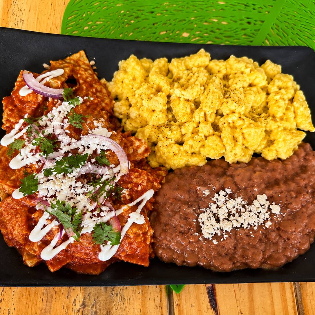 Chilaquiles Rojos con Huevo Revuelto