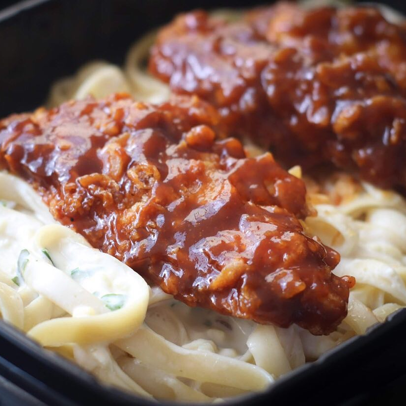 Fetuccini Tres Quesos con Tiras BBQ