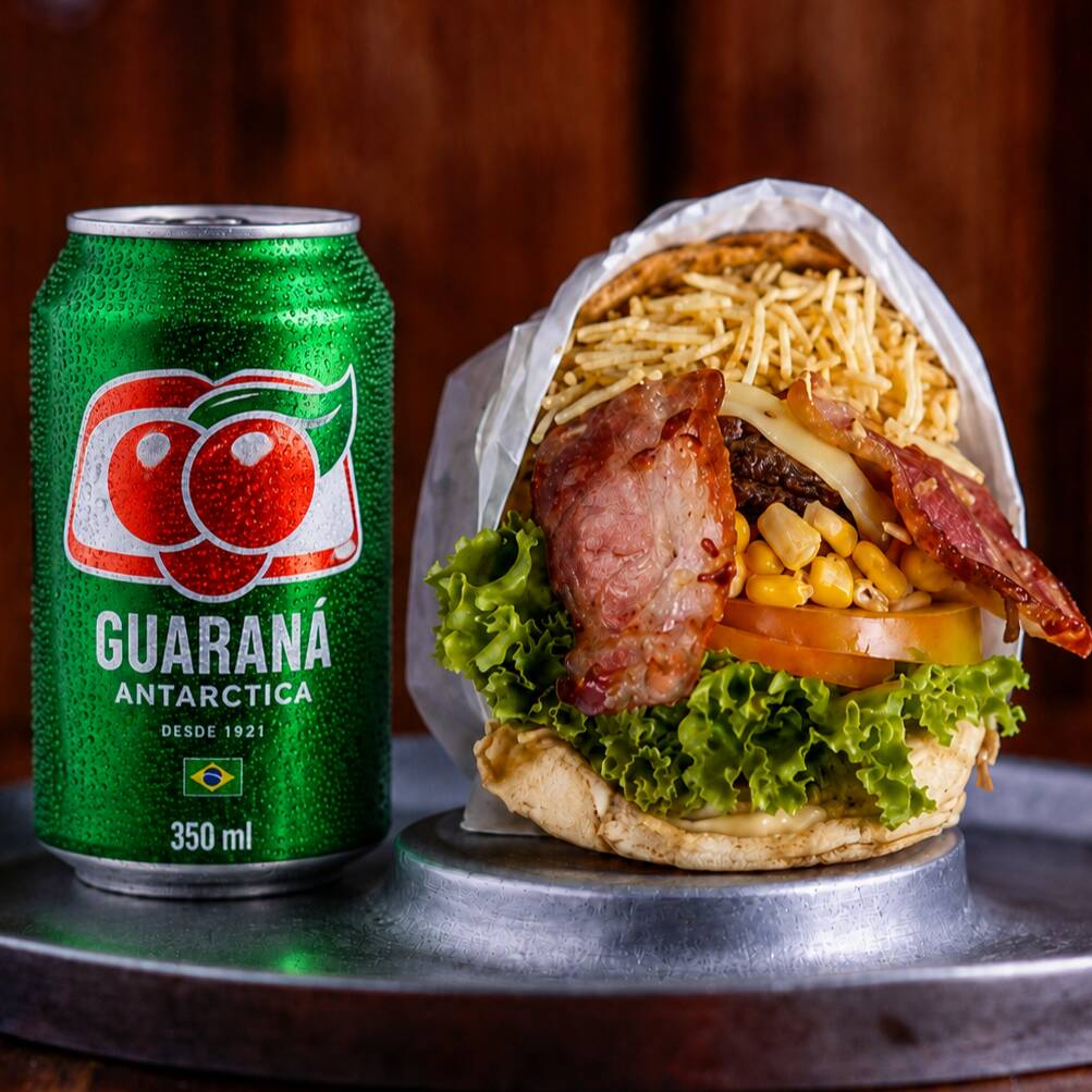 Pão macio com hambúrguer suculento, muçarela derretida, bacon crocante, requeijão cremoso, alface americana, tomate, milho verde e batata palha. Completo e irresistível.