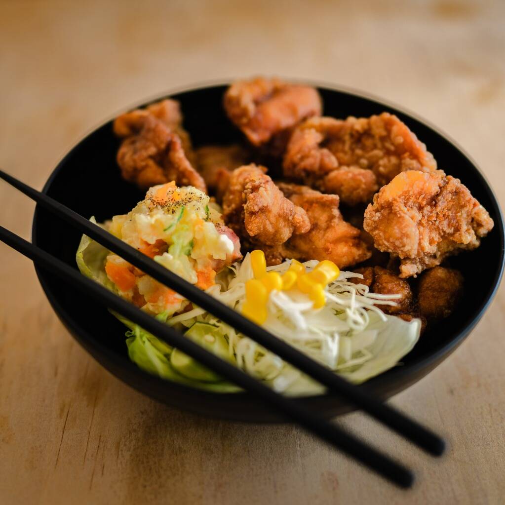 Karaage 5 Piezas con Ensalada