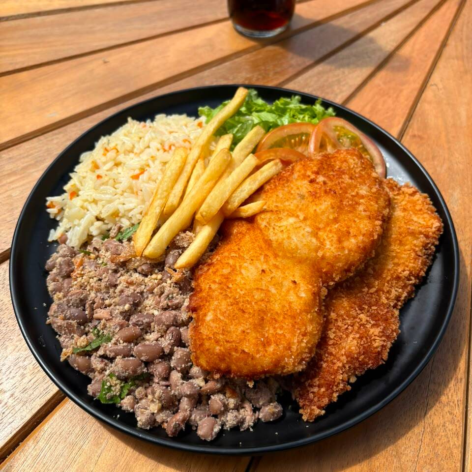 🍗 Frango à Milanesa
🍚 Arroz Carioca
🫘 Feijão Tropeiro
🥗 Salada Verde (alface, tomate e cebola)
🍟 Batata Frita
Uma combinação completa, saborosa e feita para matar a fome com aquele gostinho de comida caseira! 😋🔥