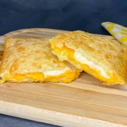 Delicioso pastel de 3 queijos composto por queijo mussarela, requeijao e cheddar