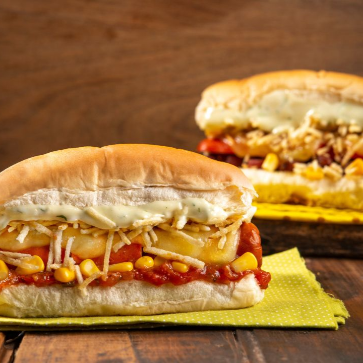 2 Hot Dogs caprichados e cheios de sabor + 1 bebida para acompanhar! Uma combinação deliciosa para matar a fome, com muito recheio e sabor em cada mordida. Escolha seus favoritos e aproveite!