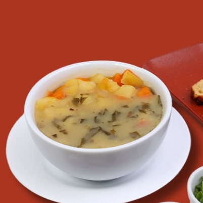 A mistura de sopa ( batata, madioqinha, cenoura com caldo de abóbora) junto com Calvo verde ( Batata, couve, calabresa e bacon.
