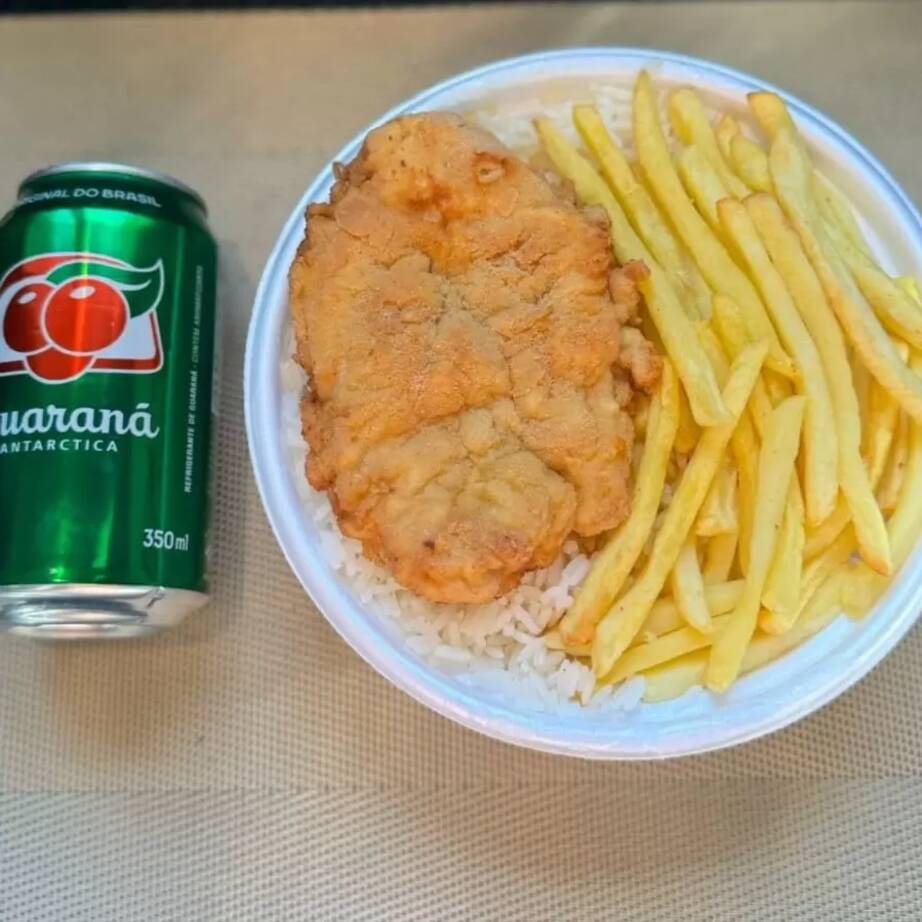 Marmita com delicioso filé de frango empanado na massa crocante acompanhado de arroz branco, feijão e batatas fritas. Acompanha refrigerante lata Guaraná Antárctica lata 350ml bem gelada. Marmita indicada para 01 pessoa.