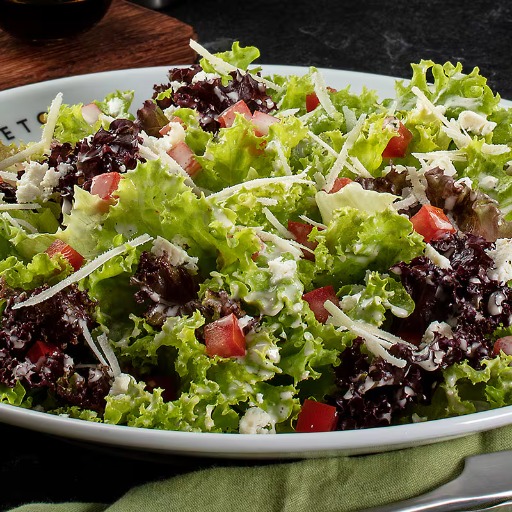 90g da combinação de 3 folhas deliciosas: alface crespa, alface roxa e rúcula, com um dos nossos molhos especiais de salada + 6 ingredientes a sua escolha!