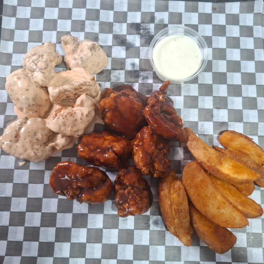 12 Piezas Boneless + Porcion Papas Gajo