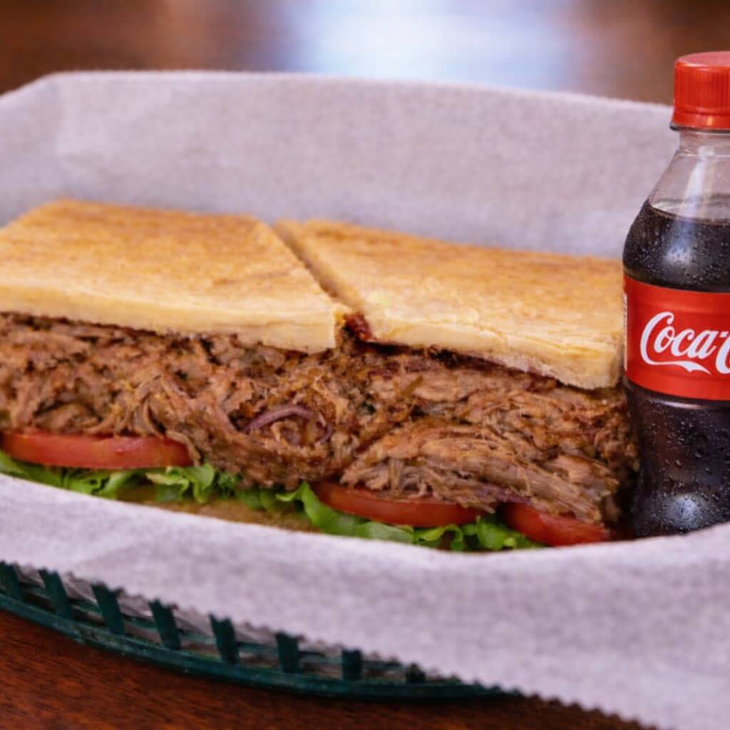 Sándwich con Lechón y Cocacola 250ml