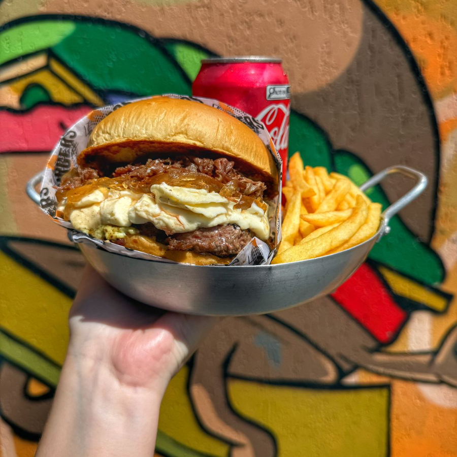 Pão tostado na chapa com manteiga, hamburguer artesanal aprox 160g, cream cheese, cebola caramelizada, costela cremosa desfiada e maionese da casa. Acompanha porção de fritas aprox 150g (in natura) e uma lata de coca cola Original.