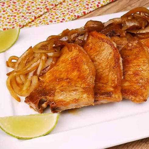 Arroz, feijão, bisteca acebolada, farofa e fritas